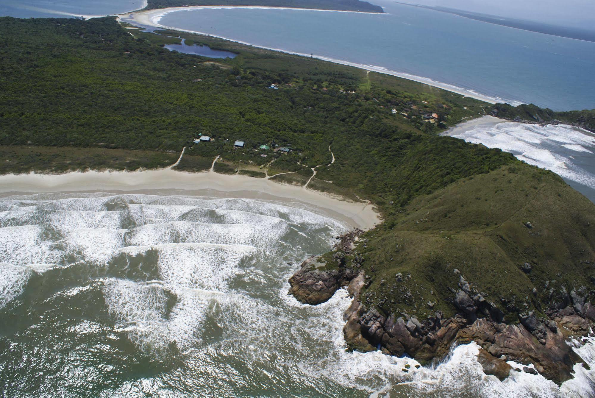 Grajagan Surf Resort Ilha do Mel Luaran gambar